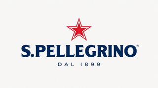 S.Pellegrino – italiensk mineralvand med brus. Logo med rød stjerne og teksten “Dal 1899”.