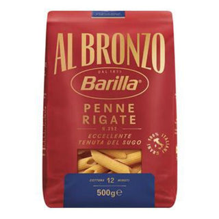 Barilla Al Bronzo Penne Rigate er italiensk bronzevalset pasta med ru overflade og riller, der holder ekstra godt på sauce. Perfekt til tomatsauce, pesto, kødsauce, cremede pastaretter, pastasalat og nem aftensmad. Køb Barilla Al Bronzo pasta online til lav pris — blandt de billigste valg til italiensk madlavning. Søgeord: Barilla Al Bronzo, Penne Rigate, pasta 500 g, bronzevalset pasta, italiensk pasta, billigst online, dagligvarer billigst.
