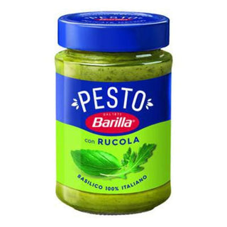 Barilla Pesto con Rucola er en italiensk grøn pesto med rucola og basilikum, der giver frisk og aromatisk smag til både kolde og varme retter. Perfekt til pasta, bruschetta, sandwich, salater, pizza, tapas og italiensk madlavning. Køb Barilla pesto online til lav pris — blandt de billigste italienske dagligvarer. Søgeord: Barilla Pesto con Rucola, pesto med rucola, grøn pesto, italiensk pesto, pesto til pasta, billigst online, dagligvarer billigst.