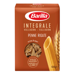 Barilla Integrale Penne Rigate 500 g fuldkornspasta fremstillet af 100% fuldkornshvede med højt fiberindhold og fyldig, naturlig smag. Klassisk italiensk penne med rillet overflade, der holder saucen perfekt og sikrer en fast al dente konsistens. Ideel til sunde pastaretter, tomatbaserede saucer, cremede retter og nærende pastasalater til hele familien. Perfekt valg til dig, der søger fuldkornspas.Barilla Integrale Penne Rigate 500 g – fuldkornspasta med bid og fiber, ideel til sunde og mættende pastaretter
