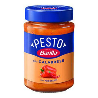 Barilla Pesto alla Calabrese er en italiensk rød pesto med peberfrugt, der giver en fyldig og aromatisk smag til både kolde og varme retter. Perfekt til pasta, bruschetta, sandwich, salater, pizza, tapas og italiensk madlavning. Køb Barilla pesto online til lav pris — blandt de billigste italienske dagligvarer. Søgeord: Barilla Pesto alla Calabrese, rød pesto, pesto med peberfrugt, italiensk pesto, pesto til pasta, billigst online, dagligvarer billigst.