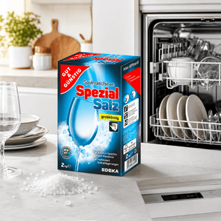 G&G Spezial Salz opvaskemaskinesalt 2 kg på køkkenbord ved åben opvaskemaskine – grovkornet salt til opvaskemaskiner, der hjælper med at forebygge kalkaflejringer og beskytte glas, service, bestik og maskine
