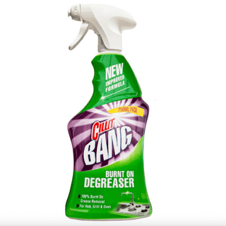 Cillit Bang Kitchen Degreaser 750 ml – kraftfuld affedter til køkkenet, der fjerner fastbrændt fedt uden behov for skrubning. Den effektive formel virker på få sekunder og opløser madrester, fedt og genstridigt snavs på komfur, ovn og grill. Skånsom mod overflader men hård mod fedt. Fremstillet med 75% genanvendt plast og 100% genanvendeligt triggerhoved. Køb online hos Købogspar – dansk webshop med hurtig levering.