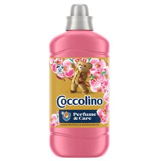 Coccolino Honey Suckle & Sandalwood skyllemiddel 1275 ml – luksuriøs og langvarig duft af kaprifolie og sandeltræ. Giver silkeblødt tøj, reducerer statisk elektricitet og frigiver duft gradvist med mikrokapsel-teknologi. Køb online hos Købogspar med hurtig levering i Danmark..Coccolino Honey Suckle and sandalwood