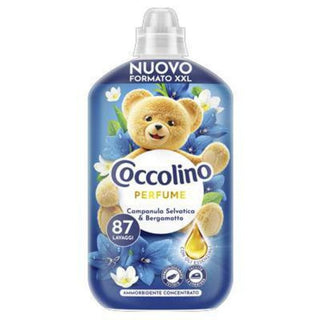 Coccolino Perfume Campanula Selvatica & Bergamotto er koncentreret skyllemiddel i XXL-format med langvarig duft af vilde klokker og bergamot. Rækker til 87 vaske og giver blødt, friskt og velduftende tøj. Køb Coccolino skyllemiddel online til lav pris — blandt de billigste skyllemidler og dagligvarer. Søgeord: Coccolino Perfume, Campanula Bergamotto, skyllemiddel, 87 vaske, koncentreret skyllemiddel, billigst online, dagligvarer billigst.