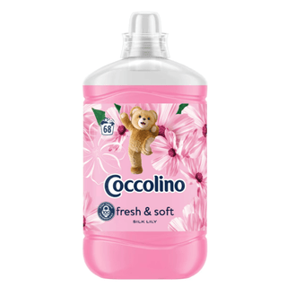 Coccolino Silk Lily skyllemiddel 1700 ml i lyserød flaske med blomstermotiv og bjørn, koncentreret skyllemiddel med elegant liljeduft, giver tøjet silkeblødhed, reducerer statisk elektricitet og er økonomisk i brugCoccolino skyllemiddel Silk Lily 1700ml – giver silkeblødhed og en frisk, blomstrende duft til tøjet, langvarig friskhed og behagelig følelse ved hver vask.