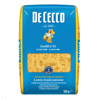 De Cecco Fusilli n°34 500 g – autentisk italiensk spiralformet pasta fremstillet af premium durumhvede og produceret efter traditionelle metoder med bronzeforme, som giver en ru overflade, der binder sauce optimalt. Den karakteristiske snoede form gør Fusilli ideel til både cremede og fyldige saucer, tomatbaserede retter, oliebaserede kombinationer med ekstra jomfruolivenolie samt pastaretter med kød, fisk, aubergine, peberfrugt, oliven og kapers. 
