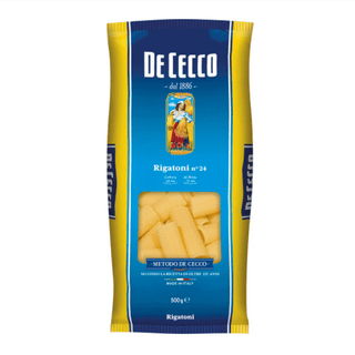 De Cecco Rigatoni n° 24 500 g – klassisk italiensk rørformet pasta med stor diameter og dybe riller, fremstillet af premium durumhvede og presset gennem bronzeforme for en ru, saucebindende overflade. Rigatoni er ideel til kraftige ragùer, kødbaserede saucer med okse- eller svinekød, tomatbaserede pastaretter, ovnbagte retter samt pastaretter med svampe, aubergine eller krydrede grøntsagskombinationer. De karakteristiske riller holder sauce perfekt både indvendigt og udvendigt,. 