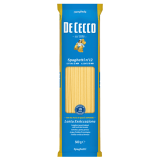 De Cecco Spaghetti No.12 500 g – italiensk premium pasta fremstillet af 100% durumhvede, kendt for sin faste tekstur, rene smag og evne til at binde sauce perfekt. Den klassiske lange og runde spaghetti er ideel til populære retter som Spaghetti al Pomodoro, Carbonara, Aglio e Olio, kødsauce samt fisk- og skaldyrsretter. Pastaen er produceret ved langsom tørring og presset gennem traditionelle bronzefome, som giver en ru overflade, der absorberer saucen bedre og løfter hele smagsoplevelsen. 