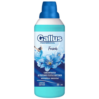 Gallus Skyllemiddel Frisch 1000 ml – koncentreret skyllemiddel med langvarig, behagelig frisk duft, som gør dit tøj blødere, mere fleksibelt og komfortabelt at have på. Den avancerede formel trænger dybt ind i tekstilfibrene, reducerer statisk elektricitet og gør strygning lettere og hurtigere. Gallus Frisch efterlader tøjet velduftende og indbydende efter hver vask og passer perfekt til både hverdagstøj, sengetøj og delikate materialer. Den høje koncentration rækker op til 40 vaske pr. flaske. 