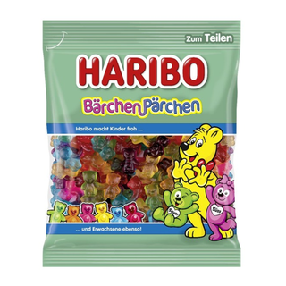 Pose med Haribo Bärchen Pärchen 175 g – farverige frugtgummi bamser i par, hvor hvert par kombinerer to forskellige frugtsmage som sød og sur for en ekstra sjov smagsoplevelse. Perfekt til både børn og voksne, ideel som hyggeslik, til deling og til enhver anledning. De bløde gummybamser fås i flere frugtagtige varianter og er en populær Haribo-klassiker. Produktet er på lager og klar til hurtig levering – køb og spar hos os.