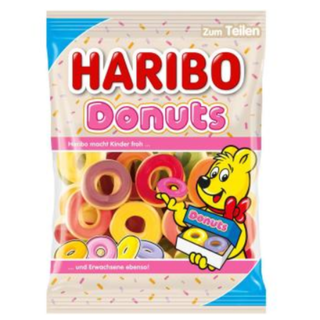 Pose med Haribo Donuts 175 g – bløde frugtgummi ringe i pastel- og regnbuefarver, formet som små donuts. Slikket har en chewy konsistens og en mild frugtsmag, som gør det populært både hos børn og voksne. De farverige ringe er perfekte til hyggestunder, deling eller som festligt og dekorativt slik. En sød og sjov Haribo-variant med høj visuel appel. Produktet er på lager og klar til hurtig levering – køb og spar hos os.