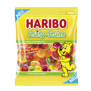 Pose med Haribo Fruity-Fruits 160 g – farverige frugtgummi stykker med saftig kerne og intens frugtsmag. Variationen indeholder tre smagsduoer: hindbær & kirsebær med sød hindbærfyld, æble & granatæble med syrlig æblefyld samt citron & mango med frisk passionsfrugt-/maracujafyld. En frisk, lækker og sommerlig nyhed, perfekt til varme dage, hyggelige aftener og til alle der elsker frugtgummi med ekstra intensitet. Produktet er på lager og klar til hurtig levering – køb og spar hos os.
