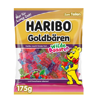 Haribo Goldbären Wilde Bääären slikpose 175 g fra Købogspar – gul og lilla pose med stort HARIBO-logo og teksten ‘Goldbären’. Under teksten står ‘Wilde Bääären’ i farverige bogstaver. På forsiden ses en stor, gul Haribo-bamse, der holder et bundt af blandede bær som jordbær, hindbær, blåbær og brombær. Gennemsigtig del viser farverige frugtvingummibjørne i rød, lilla, blå, grøn og pink. Øverst står ‘Zum Teilen’, og nederst ‘175g’. Perfekt for kunder der søger Haribo Goldbären, Haribo-bamse