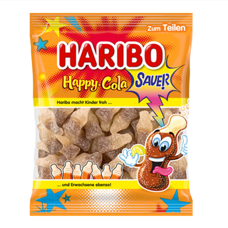 Pose med Haribo Happy Cola Sauer 200 g – syrlige vingummi-colaflasker med intens cola-aroma og et surt sukkerlag, der giver en frisk og prikkende smagsoplevelse. De bløde frugtgummi stykker er formet som små colaflasker og er populære blandt både børn og voksne, især hos dem der elsker syrligt slik. Perfekt som hyggeslik, til deling eller som festligt snacks. Produktet er på lager og klar til hurtig levering – køb og spar hos os.