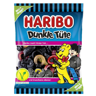 Haribo Lakrids Dunkle Tute 175 g – vegetarisk lakridsmix med intens og krydret smag. Klassiske Haribo lakridsfavoritter som Lakrids Schnecken og Salino samlet i én pose. Mørk lakrids med fast konsistens uden animalsk gelatine. 100% vegetarisk slik perfekt til lakridselskere. 175 g pose ideel til hygge, deling eller fredagsslik. Køb Haribo Lakrids Dunkle Tute online hos Købogspar med hurtig levering i Danmark..Haribo Lakrids Dunkle Tute 175g vegetarisk lakrids mix
