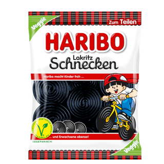 Pose med Haribo Lakritz Schnecken 175 g – klassiske sorte lakridssnegle, der kan rulles ud og nydes i lange, bløde strimler. Den milde og aromatiske lakridssmag gør dem til en favorit blandt lakridselskere i alle aldre. Produktet er vegetarisk og certificeret med V-Label, hvilket gør det til et oplagt valg for dem, der foretrækker vegetariske slikvarianter. Perfekt som hyggeslik, til deling eller som nostalgisk barndomsklassiker. Produktet er på lager og klar til hurtig levering – køb og spar hos os.