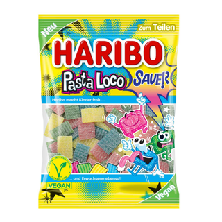Pose med Haribo Pasta Loco Sauer 160 g – farverige og ekstra syrlige frugtgummi “pasta-bites” fra en limited edition-variant. Hvert stykke har intens frugtsmag kombineret med et tydeligt surt sukkerlag, der giver en frisk og fræk smagsoplevelse. Posens indhold består af fire frugtige smagsvarianter: blåbær, tropical (tropisk frugt), grapefrugt og lime. Perfekt til dig, der elsker slik med spark, farver og syrlighed. Produktet er på lager og klar til hurtig levering – køb og spar hos os.