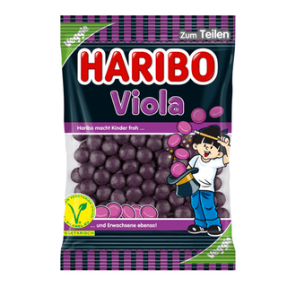 Pose med Haribo Viola 200 g – klassiske lilla lakridsdragéer med intens violsmag og sprød sukkerskal. Et populært Haribo-produkt, særligt elsket af dem der foretrækker aromatisk lakrids og blomstrede smagsnoter. Dragéerne er vegetariske og certificeret med V-Label. Perfekt som hyggeslik, til deling eller som en nostalgisk smagsoplevelse for både børn og voksne. Produktet er på lager og klar til hurtig levering – køb og spar hos os.