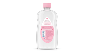Johnsons Babyolie med Kokosolie 200 ml set forfra i en mindre produktvisning. Transparent flaske med lyserødt låg og etiket. Skånsom og fugtbevarende olie til brug på babys sarte hud, velegnet til massage og til at låse fugten inde efter bad.