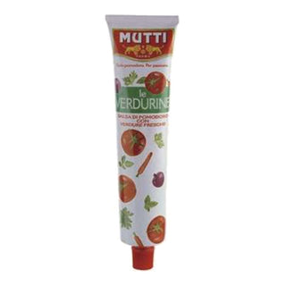 Mutti Le Verdurine er en italiensk tomatpuré med grøntsager, lavet til at give ekstra smag og fylde i hverdagsretter. Perfekt til pasta, tomatsauce, pizza, gryderetter, supper, lasagne og italiensk madlavning. Køb Mutti tomatpuré online til lav pris — blandt de billigste italienske dagligvarer. Søgeord: Mutti Le Verdurine, Mutti tomatpuré, tomatkoncentrat med grøntsager, italiensk tomatpuré, pasta sauce, billigst online, dagligvarer billigst.