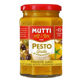Mutti Pesto Giallo di Pomodoro er en italiensk gul tomatpesto med gule tomater, oliven, ricotta og cashewnødder, der giver en mild og fyldig smag. Perfekt til pasta, bruschetta, sandwich, salater, pizza, tapas og italiensk madlavning. Køb Mutti pesto online til lav pris — blandt de billigste italienske dagligvarer. Søgeord: Mutti Pesto Giallo, gul tomatpesto, pesto di pomodoro, italiensk pesto, pesto til pasta, billigst online, dagligvarer billigst.
