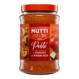 Mutti Pesto di Pomodoro con Peperone Rosso er en italiensk tomatpesto med rød peberfrugt, der giver fyldig smag til både kolde og varme retter. Perfekt til pasta, bruschetta, pizza, sandwich, salater, tapas og italiensk madlavning. Køb Mutti pesto online til lav pris — blandt de billigste italienske dagligvarer. Søgeord: Mutti Pesto di Pomodoro, tomatpesto, pesto med rød peberfrugt, italiensk pesto, pesto til pasta, billigst online, dagligvarer billigst.