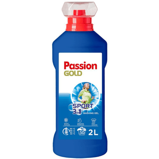 Passion Gold 3-i-1 Sportstøj vaskemiddel 2L – effektiv flydende vaskegel til aktivt og teknisk sportstøj. Fjerner sved, bakterier og uønsket lugt fra træningstøj og funktionsmaterialer, samtidig med at farver beskyttes og fibrene bevarer elasticitet. Velegnet til maskinvask og håndvask ved 30–60°C. Ideel til daglig vask af sportstøj, fitness- og løbetøj. Giver frisk, ren duft og langvarig pleje.