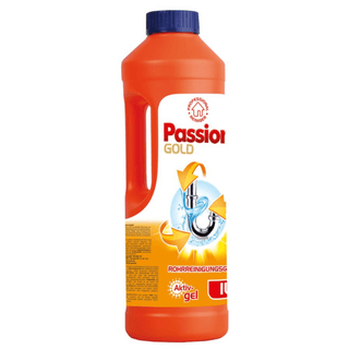 Passion Gold Aktiv-Gel afløbsrens 1 liter – kraftig og effektiv gelrens til stoppede afløb i køkken og badeværelse. Flasken viser et orange rengøringsprodukt designet til hurtigt at opløse fedt, hår, madrester, papir og andre organiske blokeringer, der kan forårsage langsomt eller helt stoppet afløb. Den tykke gelkonsistens hjælper midlet med at synke ned gennem stående vand og arbejde direkte i rørene for maksimal effekt. Produktet er egnet til både metal- og plastrør. 