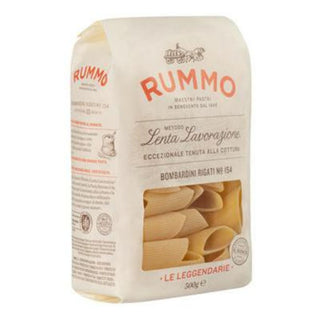 Rummo Bombardoni Rigati Nr. 154 er italiensk pasta med stor rørform og ru overflade, der holder godt på sauce. Perfekt til tomatsauce, kødsauce, ricotta, fyldte pastaretter, ovnbagt pasta og nem aftensmad. Køb Rummo pasta online til lav pris — blandt de billigste valg til italiensk madlavning. Søgeord: Rummo Bombardoni Rigati, bombardoni pasta, pasta 500 g, italiensk pasta, rørpasta, billigst online, dagligvarer billigst.