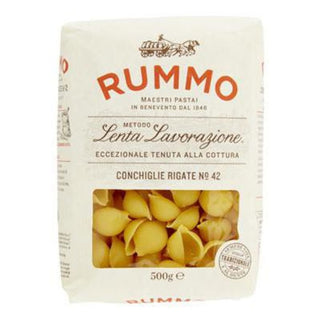 Rummo Conchiglie Rigate Nr. 42 er italiensk pasta med muslingeform og ru overflade, der holder godt på sauce. Perfekt til tomatsauce, pesto, ostesauce, cremede pastaretter, pastasalat og nem aftensmad. Køb Rummo pasta online til lav pris — blandt de billigste valg til italiensk madlavning. Søgeord: Rummo Conchiglie Rigate, conchiglie pasta, pasta 500 g, italiensk pasta, muslingepasta, billigst online, dagligvarer billigst.
