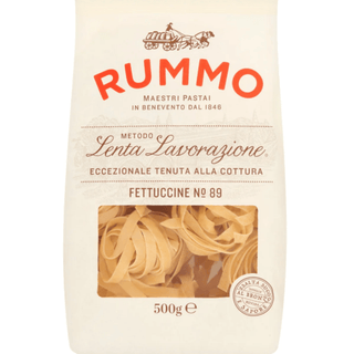 Rummo Fettuccine Nr. 89 er italiensk kvalitetspasta med langsom forarbejdning og god al dente konsistens, perfekt til flødesauce, tomatsauce, kødsauce, svampe, kylling og nem aftensmad. Køb Rummo pasta online til lav pris — blandt de billigste valg til italiensk madlavning. Søgeord: Rummo Fettuccine, fettuccine pasta, båndpasta, pasta 500 g, italiensk pasta, billigst online, dagligvarer billigst.