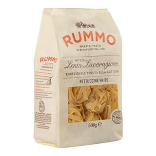 Rummo Fettuccine Nr. 89 er italiensk båndpasta med ru overflade, der holder godt på sauce og giver en god al dente konsistens. Perfekt til flødesauce, kødsauce, pesto, svampesauce, cremede pastaretter og nem aftensmad. Køb Rummo pasta online til lav pris — blandt de billigste valg til italiensk madlavning. Søgeord: Rummo Fettuccine, fettuccine pasta, pasta 500 g, italiensk båndpasta, bronzevalset pasta, billigst online, dagligvarer billigst.