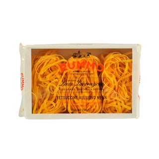 Rummo Fettuccine all’Uovo Nr. 94 er italiensk æggepasta med båndform, der holder godt på sauce og giver en fyldig smag. Perfekt til flødesauce, kødsauce, svampesauce, pesto, cremede pastaretter og nem aftensmad. Køb Rummo æggepasta online til lav pris — blandt de billigste valg til italiensk madlavning. Søgeord: Rummo Fettuccine all’Uovo, æggepasta, fettuccine pasta, pasta 250 g, italiensk båndpasta, billigst online, dagligvarer billigst.