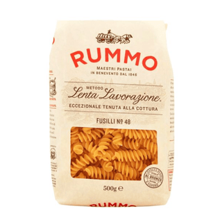 Rummo Fusilli Nr. 48 er italiensk kvalitetspasta med god al dente konsistens, perfekt til pesto, tomatsauce, kødsauce, pastasalat og hverdagsretter. Køb Rummo pasta online til lav pris — blandt de billigste valg til italiensk madlavning. Søgeord: Rummo Fusilli, Rummo pasta, skruepasta, pasta 500 g, italiensk pasta, billigst online, dagligvarer billigst.