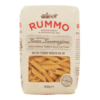Rummo Mezze Penne Rigate Nr. 28 er italiensk pasta med ru overflade og riller, der holder godt på sauce. Perfekt til tomatsauce, pesto, kødsauce, cremede pastaretter, pastasalat og nem aftensmad. Køb Rummo pasta online til lav pris — blandt de billigste valg til italiensk madlavning. Søgeord: Rummo Mezze Penne Rigate, penne pasta, pasta 500 g, italiensk pasta, bronzevalset pasta, billigst online, dagligvarer billigst.