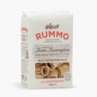 Rummo Mezzi Paccheri Rigati Nr. 152 er italiensk kvalitetspasta med god al dente konsistens og riller, der holder godt på sauce. Perfekt til tomatsauce, kødsauce, cremede saucer, gratin, ovnretter og nem aftensmad. Køb Rummo pasta online til lav pris — blandt de billigste valg til italiensk madlavning. Søgeord: Rummo Mezzi Paccheri, paccheri rigati, rørpasta, pasta 500 g, italiensk pasta, billigst online, dagligvarer billigst.