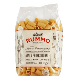 Rummo Mezzi Rigatoni Nr. 51 er italiensk kvalitetspasta i stor 1 kg pakke, perfekt til tomatsauce, kødsauce, cremede saucer, gratin og nem aftensmad. Køb Rummo pasta online til lav pris — blandt de billigste valg til italiensk madlavning. Søgeord: Rummo Mezzi Rigatoni, rigatoni pasta, pasta 1 kg, italiensk pasta, billigst online, dagligvarer billigst.