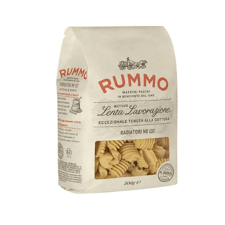 Rummo Radiatori Nr. 137 er italiensk kvalitetspasta med god al dente konsistens og form, der holder godt på sauce. Perfekt til tomatsauce, pesto, kødsauce, cremede saucer, pastasalat og nem aftensmad. Køb Rummo pasta online til lav pris — blandt de billigste valg til italiensk madlavning. Søgeord: Rummo Radiatori, radiatori pasta, pasta 500 g, italiensk pasta, billigst online, dagligvarer billigst.