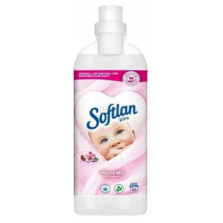 Softlan Skyllemiddel Hvid og Mild 1000ml i hvid og lyserød flaske, dermatologisk testet og ideel til følsom hud. Skyllemidlet giver op til 45 vaske og efterlader tøj blødt, velplejet og med en mild, ren duft. Flasken er fremstillet af 100% genbrugsplast og indeholder 85% biologisk nedbrydelige ingredienser. Perfekt til skånsom og miljøvenlig tøjpleje.