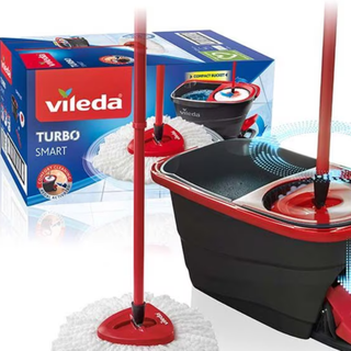 Vileda Turbo Smart er et praktisk moppesæt med spand, moppe og smart vridesystem, der gør gulvrengøring hurtig og nem. Mikrofibermoppen opsamler effektivt snavs, støv og hår og er velegnet til daglig rengøring i hjemmet. Køb Vileda moppesæt online til lav pris — blandt de billigste rengøringsprodukter og dagligvarer. Søgeord: Vileda Turbo Smart, moppesæt, moppe med spand, gulvmoppe, mikrofiber moppe, rengøring, billigst online, dagligvarer billigst.