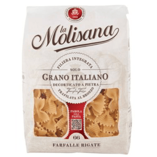 La Molisana Farfalle Rigate er italiensk kvalitetspasta med god al dente konsistens, perfekt til pastasalat, tomatsauce, pesto, kylling, grøntsager og nem aftensmad. Køb La Molisana pasta online til lav pris — blandt de billigste valg til italiensk madlavning. Søgeord: La Molisana pasta, Farfalle Rigate, sløjfepasta, pasta 500 g, italiensk pasta, billigst online, dagligvarer billigst.