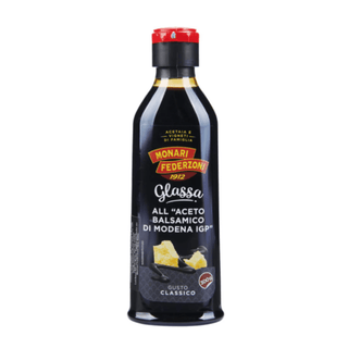 Monari Federzoni Glassa Classico balsamico glaze er en italiensk balsamico creme med Aceto Balsamico di Modena IGP, perfekt som topping til salat, parmesan, mozzarella, kød, grøntsager, pizza, pasta og tapas. Den fyldige smag og cremede konsistens gør den nem at bruge i både hverdagsmad og gæstemad. Et godt valg til dig, der vil købe italienske madvarer, balsamico glaze og dressing til lav pris online. Søgeord: Monari Federzoni, balsamico glaze, Glassa Classico, balsamico creme, Aceto Balsamico di Modena 