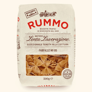 Rummo Farfalle Nr. 85 er italiensk kvalitetspasta med god al dente konsistens, perfekt til pastasalat, pesto, tomatsauce, kylling, grøntsager og hverdagsretter. Køb Rummo pasta online til lav pris — blandt de billigste valg til italiensk madlavning. Søgeord: Rummo Farfalle, Rummo pasta, sløjfepasta, pasta 500 g, italiensk pasta, billigst online, dagligvarer billigst.